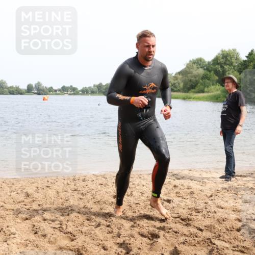 15.06.2025 - 27. Vierlanden-Triathlon Lena Gebhardt http://msf.ph/oto/8028913 15.06.2025 11:03:51 Schwimmen 729, 773 meine-sportfotos.de