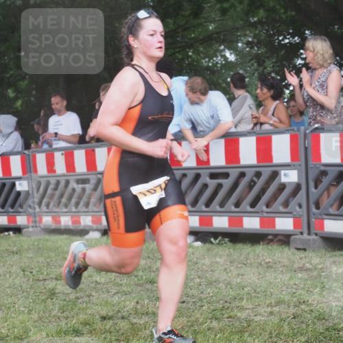 21.06.2025 - 27. Vierlanden-Triathlon KatJ http://msf.ph/oto/8028919 15.06.2025 13:33:42 Ziel 148, 210, 1076 meine-sportfotos.de