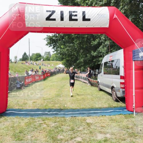 21.06.2025 - 27. Vierlanden-Triathlon MichiJ http://msf.ph/oto/8028921 15.06.2026 12:19:26 Ziel 25 meine-sportfotos.de