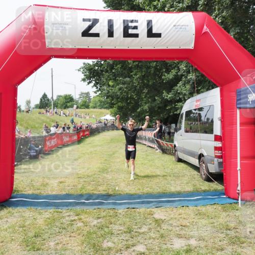 21.06.2025 - 27. Vierlanden-Triathlon MichiJ http://msf.ph/oto/8028936 15.06.2026 12:19:26 Ziel 25 meine-sportfotos.de