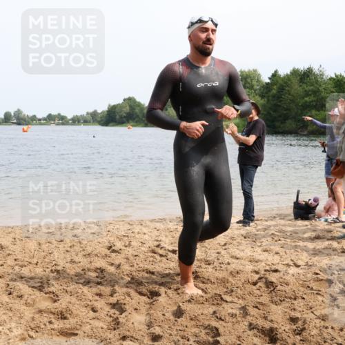 15.06.2025 - 27. Vierlanden-Triathlon Lena Gebhardt http://msf.ph/oto/8028953 15.06.2025 11:04:02 Schwimmen 663, 729, 754 meine-sportfotos.de