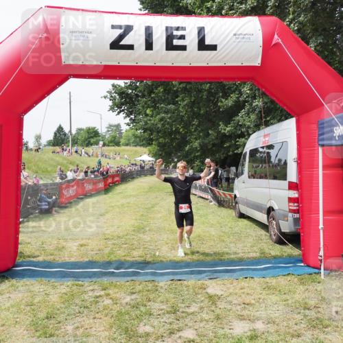21.06.2025 - 27. Vierlanden-Triathlon MichiJ http://msf.ph/oto/8028966 15.06.2026 12:19:27 Ziel 25 meine-sportfotos.de
