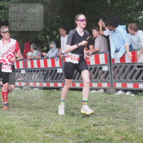 21.06.2025 - 27. Vierlanden-Triathlon KatJ http://msf.ph/oto/8028974 15.06.2025 13:33:45 Ziel 148, 210 meine-sportfotos.de