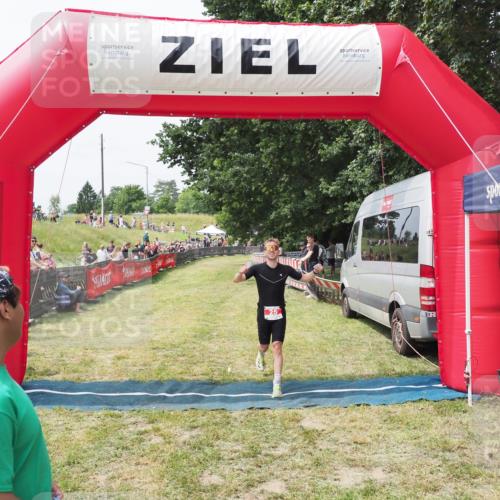 21.06.2025 - 27. Vierlanden-Triathlon MichiJ http://msf.ph/oto/8028977 15.06.2026 12:19:27 Ziel 25 meine-sportfotos.de