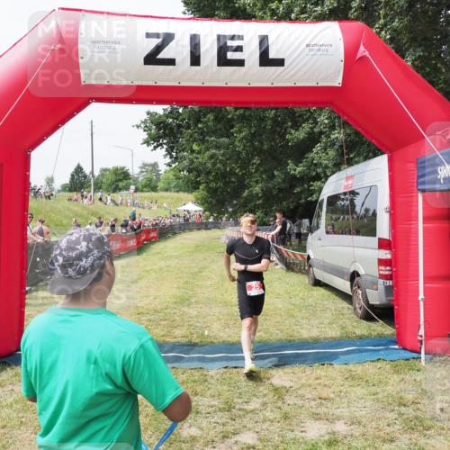 21.06.2025 - 27. Vierlanden-Triathlon MichiJ http://msf.ph/oto/8028991 15.06.2026 12:19:27 Ziel 25 meine-sportfotos.de