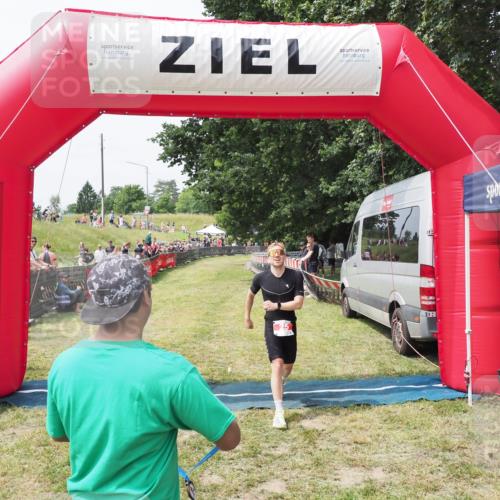 21.06.2025 - 27. Vierlanden-Triathlon MichiJ http://msf.ph/oto/8028996 15.06.2026 12:19:27 Ziel 25 meine-sportfotos.de