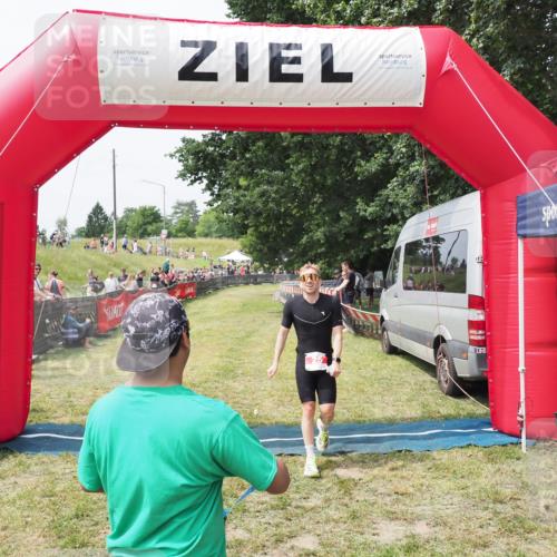 21.06.2025 - 27. Vierlanden-Triathlon MichiJ http://msf.ph/oto/8029001 15.06.2026 12:19:27 Ziel 25 meine-sportfotos.de