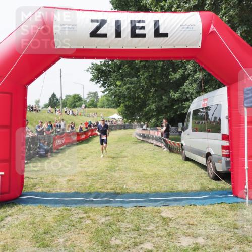 21.06.2025 - 27. Vierlanden-Triathlon MichiJ http://msf.ph/oto/8029011 15.06.2026 12:19:39 Ziel 46 meine-sportfotos.de