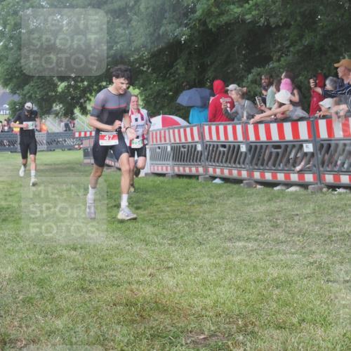 21.06.2025 - 27. Vierlanden-Triathlon KatJ http://msf.ph/oto/8029027 15.06.2025 13:33:59 Ziel 47, 734, 857 meine-sportfotos.de