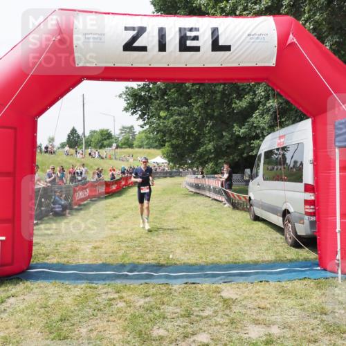 21.06.2025 - 27. Vierlanden-Triathlon MichiJ http://msf.ph/oto/8029031 15.06.2026 12:19:40 Ziel 46 meine-sportfotos.de
