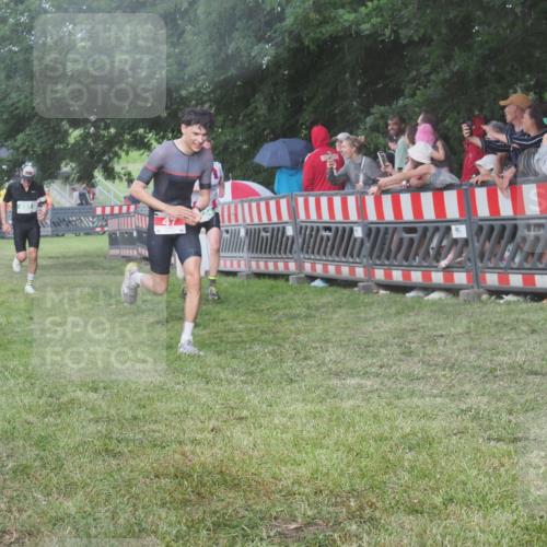 21.06.2025 - 27. Vierlanden-Triathlon KatJ http://msf.ph/oto/8029034 15.06.2025 13:33:59 Ziel 47, 734, 857 meine-sportfotos.de