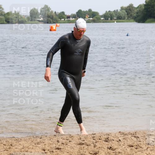 15.06.2025 - 27. Vierlanden-Triathlon Lena Gebhardt http://msf.ph/oto/8029038 15.06.2025 11:04:15 Schwimmen 658, 663, 763 meine-sportfotos.de