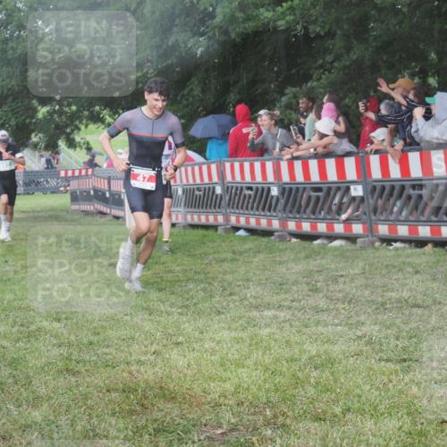 21.06.2025 - 27. Vierlanden-Triathlon KatJ http://msf.ph/oto/8029039 15.06.2025 13:33:59 Ziel 47, 734, 857 meine-sportfotos.de