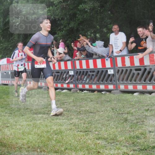21.06.2025 - 27. Vierlanden-Triathlon KatJ http://msf.ph/oto/8029046 15.06.2025 13:34:00 Ziel 47, 734, 857, 912 meine-sportfotos.de