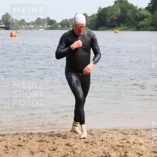 15.06.2025 - 27. Vierlanden-Triathlon Lena Gebhardt http://msf.ph/oto/8029049 15.06.2025 11:04:16 Schwimmen 658, 663, 763 meine-sportfotos.de