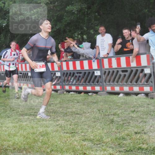 21.06.2025 - 27. Vierlanden-Triathlon KatJ http://msf.ph/oto/8029051 15.06.2025 13:34:00 Ziel 47, 734, 857, 912 meine-sportfotos.de
