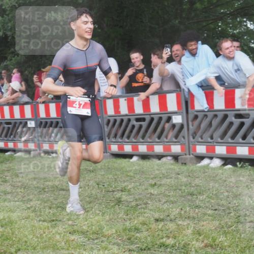 21.06.2025 - 27. Vierlanden-Triathlon KatJ http://msf.ph/oto/8029066 15.06.2025 13:34:00 Ziel 47, 734, 857, 912 meine-sportfotos.de
