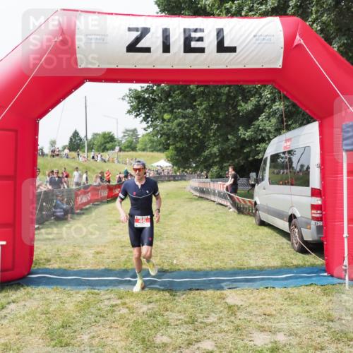 21.06.2025 - 27. Vierlanden-Triathlon MichiJ http://msf.ph/oto/8029067 15.06.2026 12:19:41 Ziel 46 meine-sportfotos.de