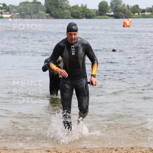 15.06.2025 - 27. Vierlanden-Triathlon Lena Gebhardt http://msf.ph/oto/8029077 15.06.2025 11:04:35 Schwimmen 841, 859 meine-sportfotos.de