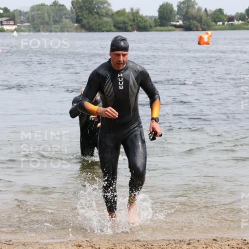 15.06.2025 - 27. Vierlanden-Triathlon Lena Gebhardt http://msf.ph/oto/8029080 15.06.2025 11:04:35 Schwimmen 841, 859 meine-sportfotos.de