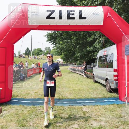 21.06.2025 - 27. Vierlanden-Triathlon MichiJ http://msf.ph/oto/8029090 15.06.2026 12:19:42 Ziel 46 meine-sportfotos.de