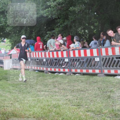 21.06.2025 - 27. Vierlanden-Triathlon KatJ http://msf.ph/oto/8029099 15.06.2025 13:34:09 Ziel 769, 912 meine-sportfotos.de