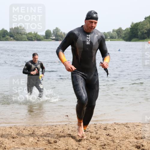 15.06.2025 - 27. Vierlanden-Triathlon Lena Gebhardt http://msf.ph/oto/8029101 15.06.2025 11:04:37 Schwimmen 841, 859 meine-sportfotos.de