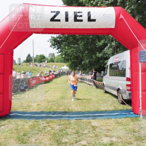 21.06.2025 - 27. Vierlanden-Triathlon MichiJ http://msf.ph/oto/8029107 15.06.2026 12:20:11 Ziel 498 meine-sportfotos.de