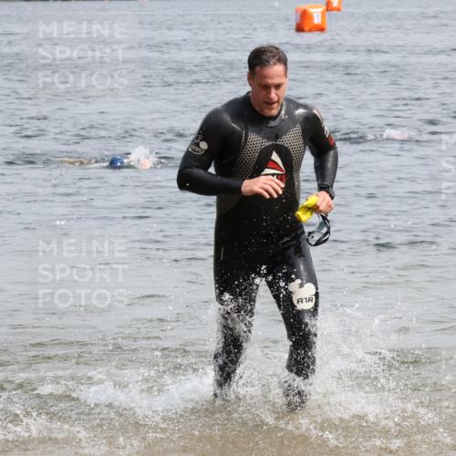 15.06.2025 - 27. Vierlanden-Triathlon Lena Gebhardt http://msf.ph/oto/8029111 15.06.2025 11:04:38 Schwimmen 841, 859 meine-sportfotos.de