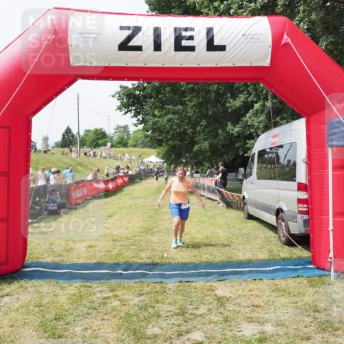 21.06.2025 - 27. Vierlanden-Triathlon MichiJ http://msf.ph/oto/8029117 15.06.2026 12:20:12 Ziel 498 meine-sportfotos.de