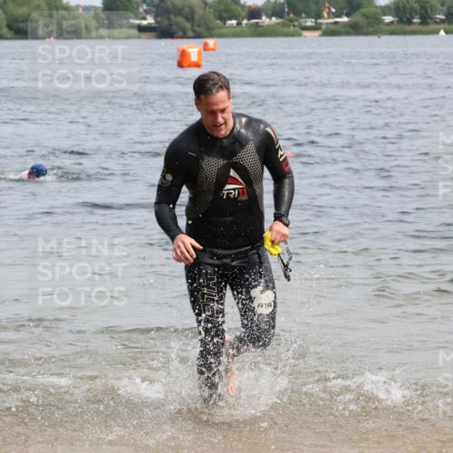 15.06.2025 - 27. Vierlanden-Triathlon Lena Gebhardt http://msf.ph/oto/8029118 15.06.2025 11:04:38 Schwimmen 841, 859 meine-sportfotos.de