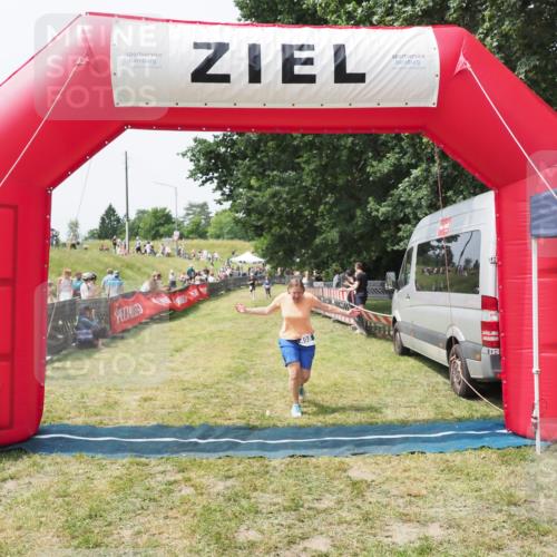 21.06.2025 - 27. Vierlanden-Triathlon MichiJ http://msf.ph/oto/8029133 15.06.2026 12:20:12 Ziel 498 meine-sportfotos.de