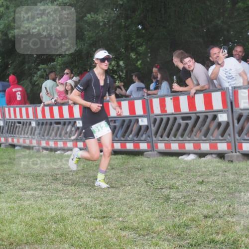 21.06.2025 - 27. Vierlanden-Triathlon KatJ http://msf.ph/oto/8029141 15.06.2025 13:34:10 Ziel 769, 912 meine-sportfotos.de