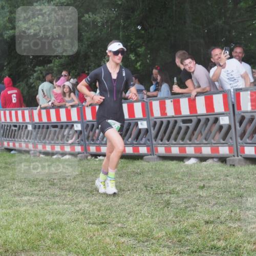 21.06.2025 - 27. Vierlanden-Triathlon KatJ http://msf.ph/oto/8029144 15.06.2025 13:34:10 Ziel 769, 912 meine-sportfotos.de
