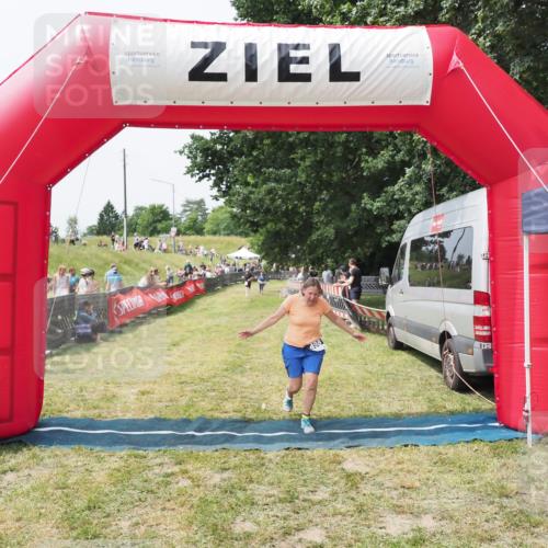 21.06.2025 - 27. Vierlanden-Triathlon MichiJ http://msf.ph/oto/8029146 15.06.2026 12:20:13 Ziel 498 meine-sportfotos.de