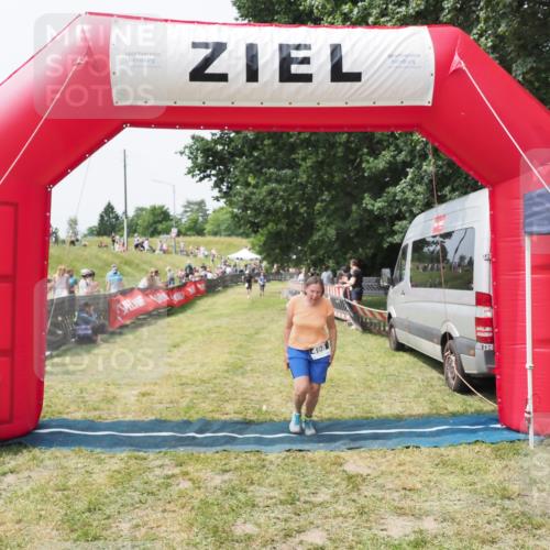 21.06.2025 - 27. Vierlanden-Triathlon MichiJ http://msf.ph/oto/8029152 15.06.2026 12:20:13 Ziel 498 meine-sportfotos.de