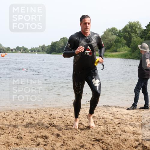 15.06.2025 - 27. Vierlanden-Triathlon Lena Gebhardt http://msf.ph/oto/8029156 15.06.2025 11:04:41 Schwimmen 841, 859 meine-sportfotos.de
