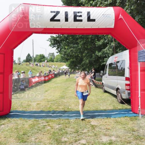 21.06.2025 - 27. Vierlanden-Triathlon MichiJ http://msf.ph/oto/8029159 15.06.2026 12:20:13 Ziel 498 meine-sportfotos.de