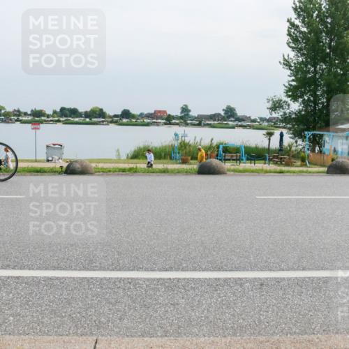 15.06.2025 - 27. Vierlanden-Triathlon H.Heesch http://msf.ph/oto/8029161 15.06.2025 11:26:20 Radfahren 18, 881, 911, 945, 978 meine-sportfotos.de