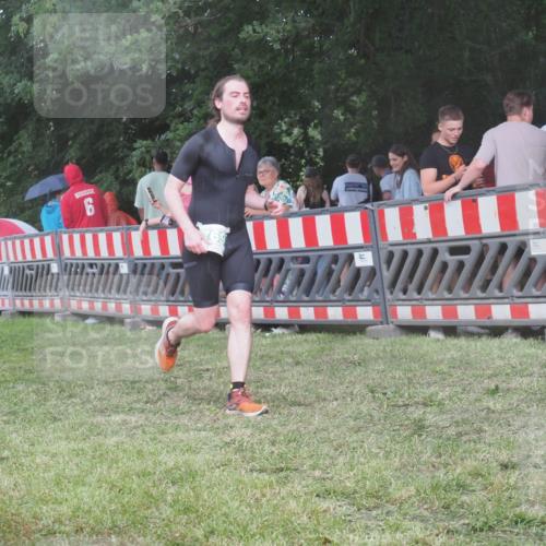 21.06.2025 - 27. Vierlanden-Triathlon KatJ http://msf.ph/oto/8029172 15.06.2025 13:34:18 Ziel 769 meine-sportfotos.de
