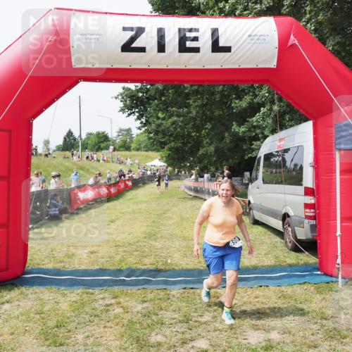 21.06.2025 - 27. Vierlanden-Triathlon MichiJ http://msf.ph/oto/8029175 15.06.2026 12:20:13 Ziel 498 meine-sportfotos.de