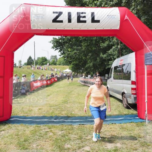 21.06.2025 - 27. Vierlanden-Triathlon MichiJ http://msf.ph/oto/8029179 15.06.2026 12:20:13 Ziel 498 meine-sportfotos.de