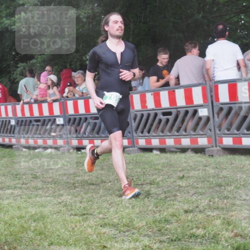21.06.2025 - 27. Vierlanden-Triathlon KatJ http://msf.ph/oto/8029185 15.06.2025 13:34:18 Ziel 769 meine-sportfotos.de