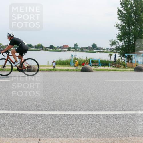 15.06.2025 - 27. Vierlanden-Triathlon H.Heesch http://msf.ph/oto/8029186 15.06.2025 11:26:20 Radfahren 18, 881, 911, 945, 978 meine-sportfotos.de