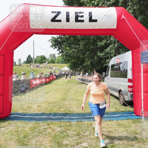21.06.2025 - 27. Vierlanden-Triathlon MichiJ http://msf.ph/oto/8029187 15.06.2026 12:20:14 Ziel 498 meine-sportfotos.de