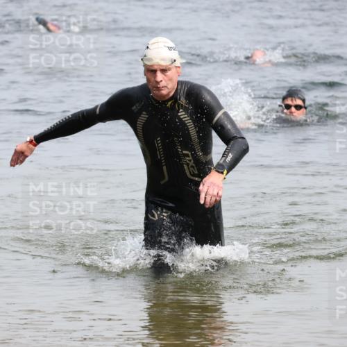 15.06.2025 - 27. Vierlanden-Triathlon Lena Gebhardt http://msf.ph/oto/8029188 15.06.2025 11:04:53 Schwimmen 803 meine-sportfotos.de