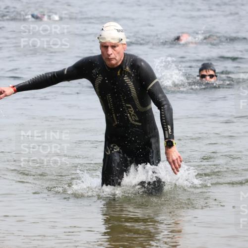 15.06.2025 - 27. Vierlanden-Triathlon Lena Gebhardt http://msf.ph/oto/8029193 15.06.2025 11:04:53 Schwimmen 803 meine-sportfotos.de