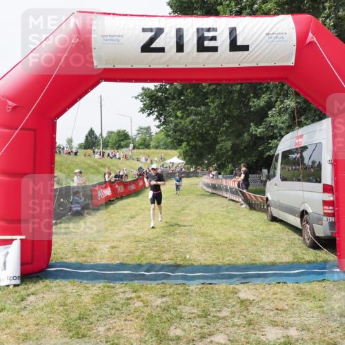 21.06.2025 - 27. Vierlanden-Triathlon MichiJ http://msf.ph/oto/8029194 15.06.2026 12:20:19 Ziel 10, 498 meine-sportfotos.de