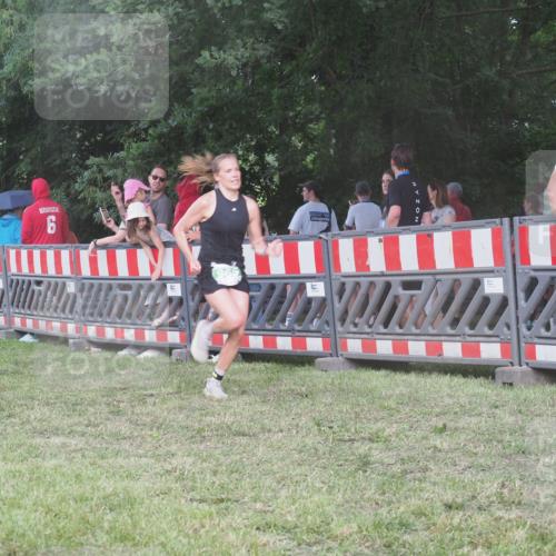 21.06.2025 - 27. Vierlanden-Triathlon KatJ http://msf.ph/oto/8029196 15.06.2025 13:34:36 Ziel 804, 965 meine-sportfotos.de