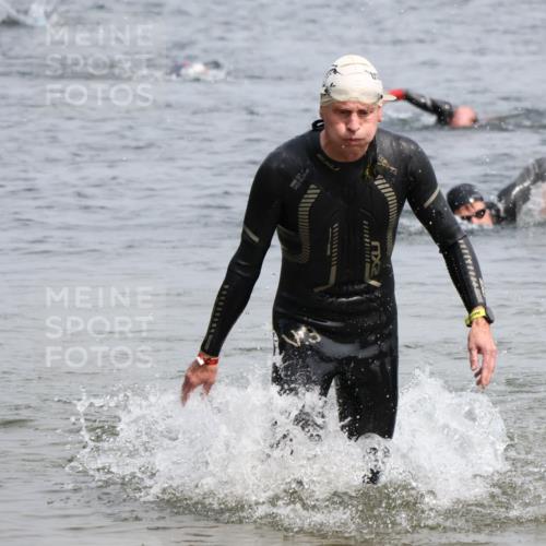 15.06.2025 - 27. Vierlanden-Triathlon Lena Gebhardt http://msf.ph/oto/8029198 15.06.2025 11:04:53 Schwimmen 803 meine-sportfotos.de
